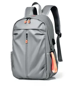 Détail du sac à dos étanche gris avec fermetures orange et port de charge USB externe