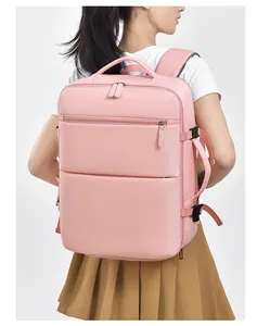 Zaino da viaggio rosa che mostra il materiale impermeabile e le fibbie laterali regolabili