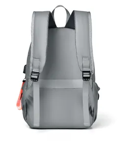 Vue arrière du sac à dos gris avec bretelles rembourrées et poignée renforcée