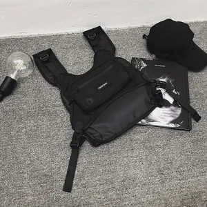 Bolso táctico negro de pecho con correas ajustables y diseño funcional multibolsillo