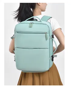 Dettaglio dello zaino da viaggio verde menta con cinghie di compressione e spallacci imbottiti
