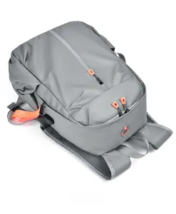 Détail du sac à dos gris pour ordinateur avec accents orange et port de charge USB externe