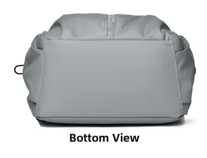 Vue détaillée du fond d'un sac à dos en nylon gris avec des coutures renforcées
