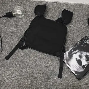 Bolso de pecho táctico negro de nailon con correas ajustables de estilo streetwear funcional