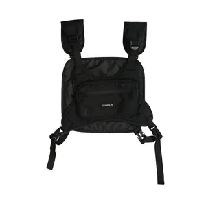 Bolso táctico de pecho en nylon negro con correas ajustables y bolsillo frontal