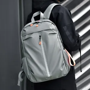 Sac à dos moderne gris imperméable pour ordinateur avec accents orange pour la ville
