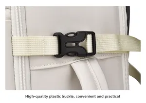 Dettaglio di una fibbia in plastica ad alta resistenza e cinturino su uno zaino