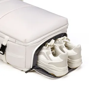 Zaino da viaggio bianco crema in materiale impermeabile con scomparto scarpe integrato