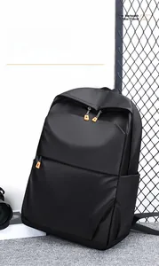 Détail du tissu imperméable noir du sac à dos avec tirettes de fermeture éclair orange
