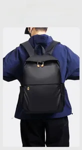 Vue arrière du sac à dos noir pour ordinateur avec fermetures éclair orange pour voyage