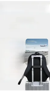 Détail du passant pour valise sur le sac à dos noir pour faciliter les déplacements