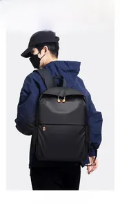 Vue latérale du sac à dos en nylon noir imperméable avec tirettes orange vif