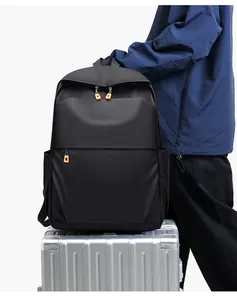 Détail du sac à dos business noir étanche avec des fermetures éclair orange sur une valise
