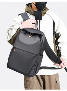 Détail du sac à dos business montrant le tissu mat imperméable gris et les zips orange