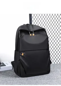 Détail du sac à dos en nylon noir imperméable avec tirettes de fermeture éclair orange vif