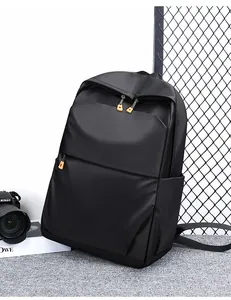 Détail du sac à dos étanche noir pour ordinateur avec fermetures éclair orange et nylon fin