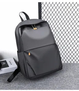 Détail du sac à dos étanche gris foncé avec tirette de fermeture éclair orange vif