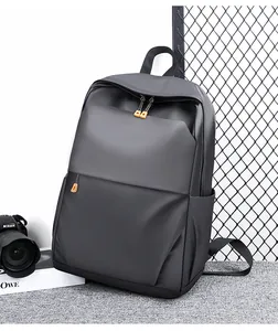 Vue détaillée du sac à dos business gris imperméable avec accents orange vif