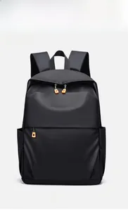 Détail du sac à dos en nylon noir imperméable avec fermetures éclair et tirettes orange