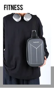Dettaglio del borsello grigio con porta di ricarica USB e tracolla regolabile in tessuto