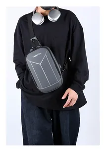 Zaino monospalla rigido impermeabile da uomo con stampa fashion indossato da un modello
