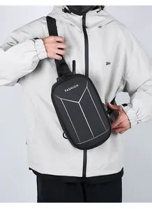 Borsa da petto impermeabile nera da uomo con guscio rigido e dettagli geometrici