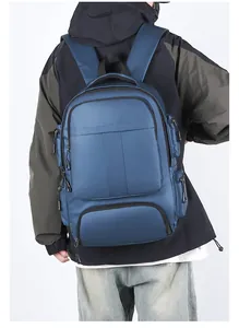 Sac à dos bleu imperméable avec bretelles rembourrées porté par un mannequin