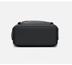 Vue à plat du fond du sac à dos noir avec tissu imperméable et détail de fermeture orange