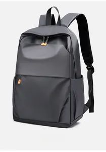 Vue latérale d'un sac à dos gris foncé avec des fermetures éclair orange contrastées