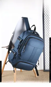 Vue détaillée du sac à dos imperméable bleu foncé avec plusieurs poches zippées de rangement