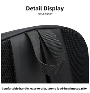Détail de la poignée en sangle durable et du dos en filet alvéolé respirant de ce sac à dos noir
