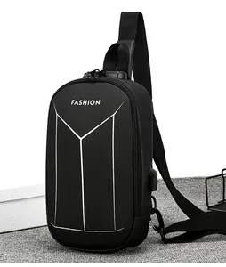 Dettaglio borsa da petto impermeabile con lucchetto antifurto e porta USB