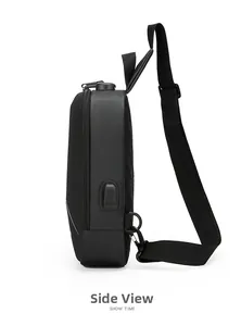 Vista laterale dello zaino monospalla impermeabile con lucchetto antifurto e porta USB