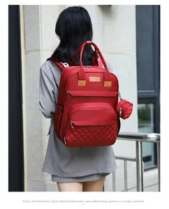 Détail du sac à dos maman rouge multifonction avec poche matelassée et porte-monnaie