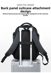 Détail du sac à dos noir avec sangle de bagage pratique pour fixation sur une valise