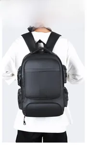 Vue arrière d'un sac à dos professionnel noir avec bretelles rembourrées et poches multiples