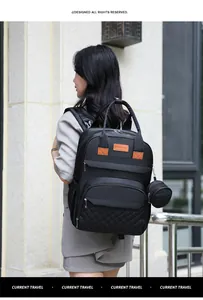 Détail du sac à dos à langer noir imperméable avec matelassage et pochette ronde