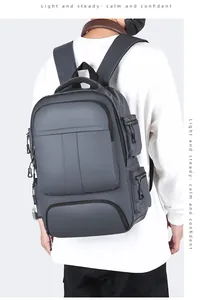 Détail du sac à dos gris étanche avec poches zippées et bretelles rembourrées pour ordinateur