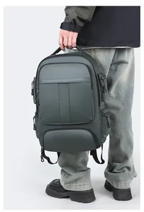 Gros plan d'un sac à dos d'affaires gris anthracite avec plusieurs poches zippées