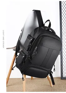 Détail d'un sac à dos d'affaires noir résistant à l'eau avec le texte 'Light and Steady'