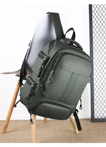 Détail du sac à dos en nylon imperméable vert armée avec poches et bretelles réglables