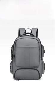 Vue avant d'un sac à dos gris en nylon avec poches multiples et bretelles ergonomiques