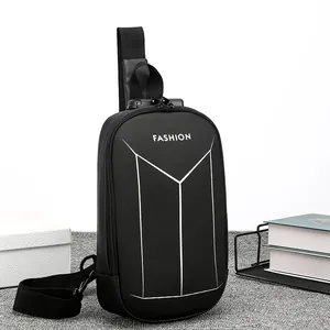 Borsa da petto impermeabile uomo nera con lucchetto di sicurezza e design sportivo
