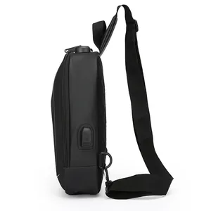 Zaino monospalla nero impermeabile da uomo con porta USB e tessuto in nylon