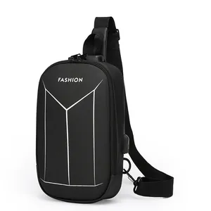 Borsa da petto nera impermeabile da uomo con porta USB e stampa alla moda