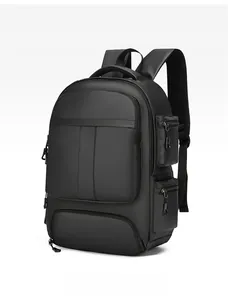 Vue latérale montrant le tissu imperméable et les bretelles respirantes du sac à dos noir