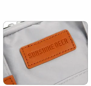 Λεπτομέρεια δερμάτινου σήματος Sunshine Deer σε γκρι αδιάβροχο ύφασμα τσάντας μαμάς
