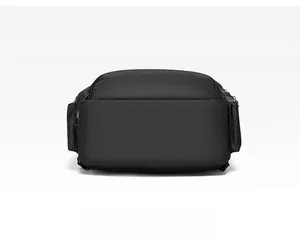 Vue de dessous du sac à dos en nylon noir étanche avec base renforcée et poche