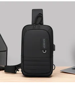 Λεπτομέρεια μαύρης τσάντας στήθους με θύρα USB και διπλά φερμουάρ σε γραφείο