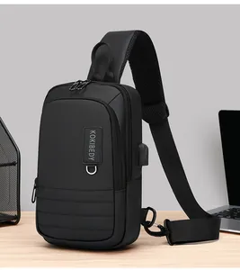 Λεπτομέρεια μαύρης τσάντας στήθους με θύρα USB και αναπνεύσιμο ιμάντα ώμου με πλέγμα